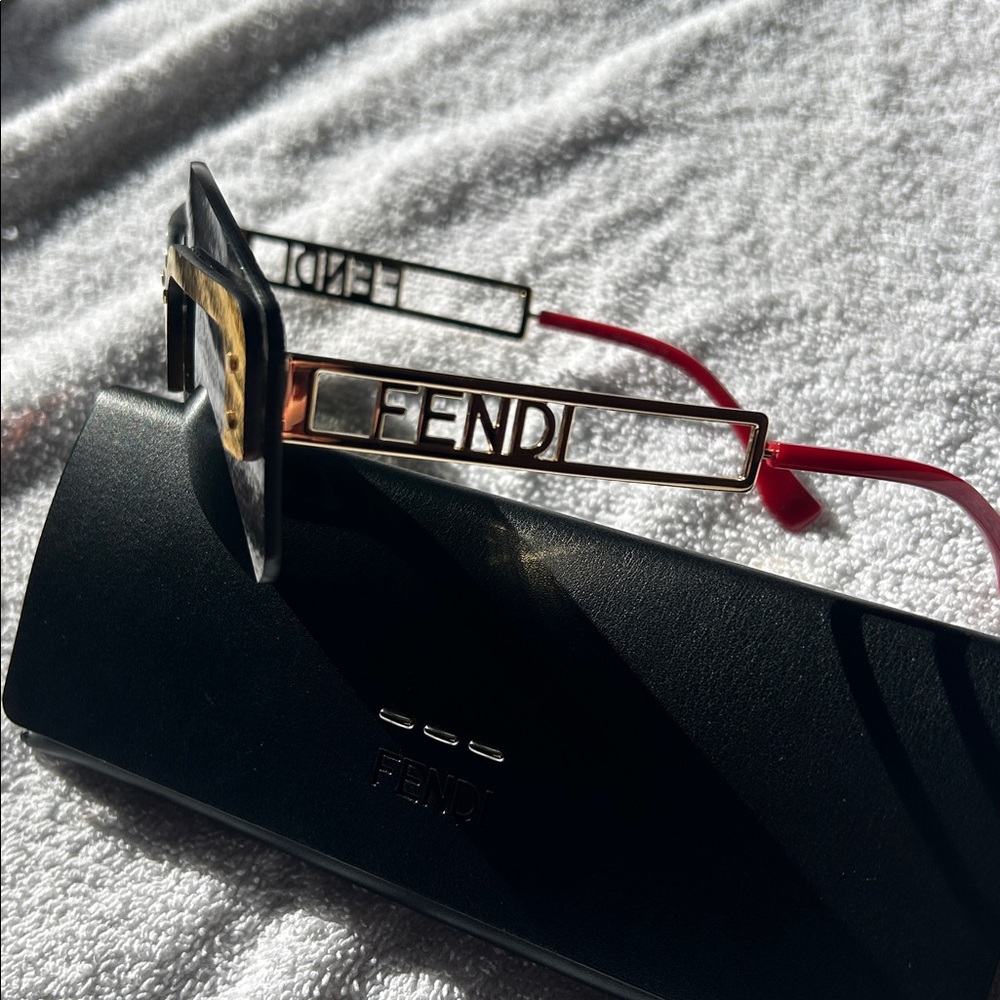 Fendi Geometric Pink and Black Sunglasses - Picture 5 of 7